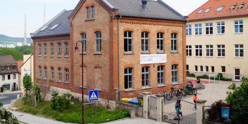 Blick auf die Grundschule "SteinMalEins" in Jena-Lobeda mit Schulhof und Fahrradständern