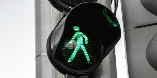 Grünes Ampelmännchen auf einer Ampel