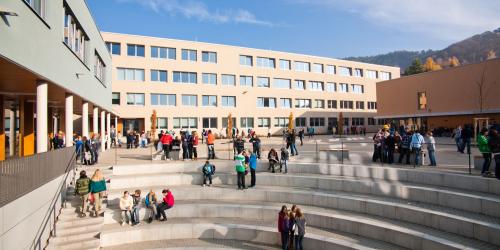 Schüler in der Pause auf dem Schulhof der Lobdeburgschule