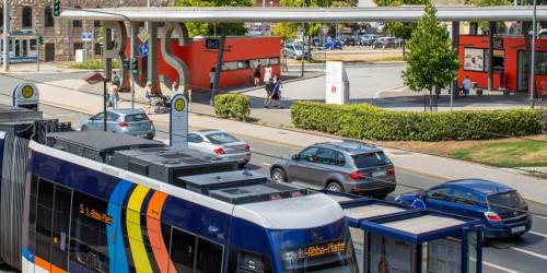 Straßenbahnen und Autos am Jenaer Busbahnhof