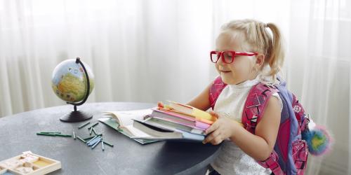 Schulanfängerin mit Büchern