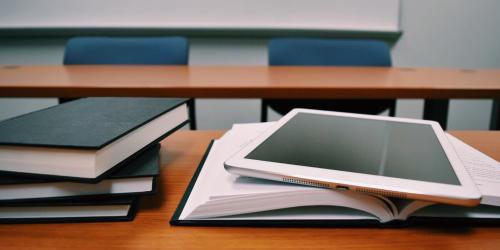 Tablet auf einem Buch