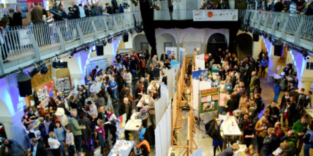 Großer Saal des Volksbads in Jena mit interessierten Besuchern der Bildungsmesse