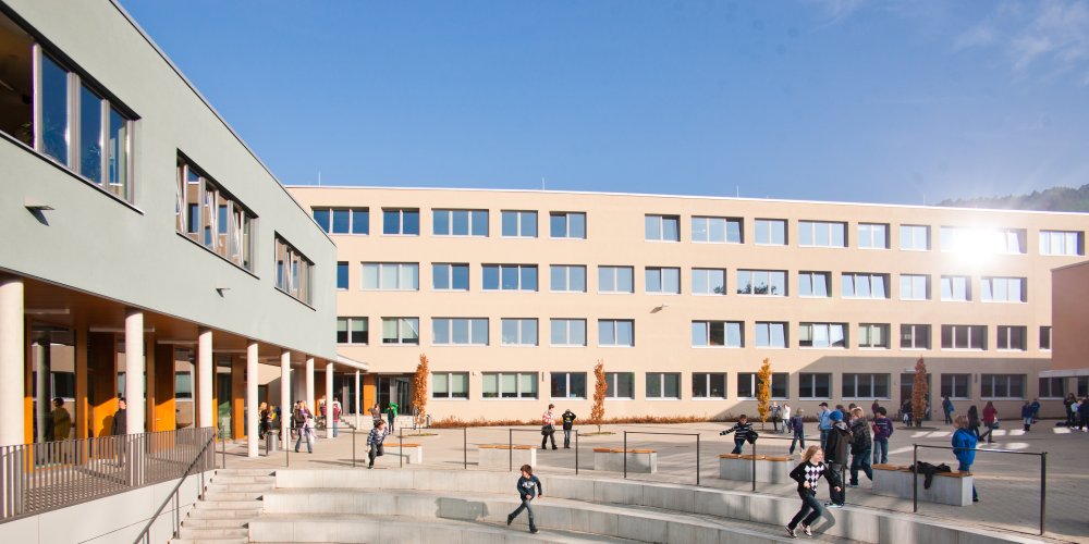 Schüler während der sonnigen Hofpause auf dem Schulhof der TGS Lobdeburgschule