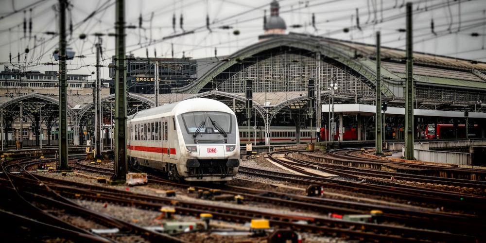 Zug am Bahnhof