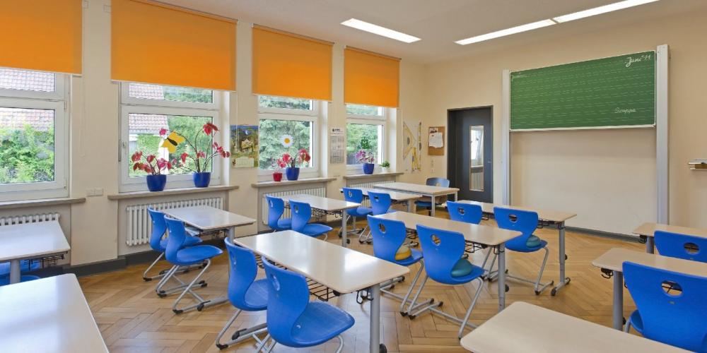 Klassenraum der GS "Südschule" mit Stühlen und Tischen für bis zu 25 Schüler