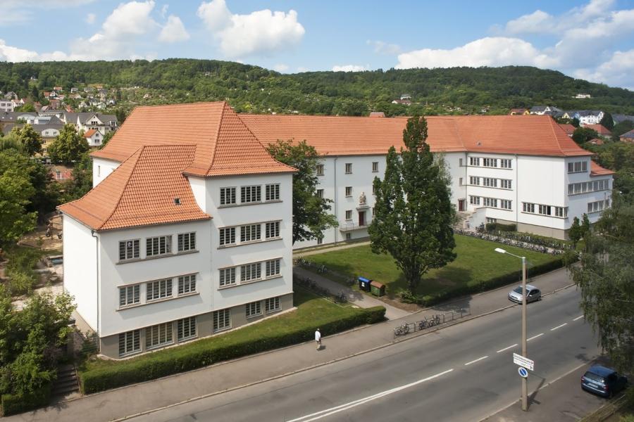 Schulgebäude der TGS "Jenaplan-Schule" mit Hauptstraße am oberen Ende der Tatzendpromenade