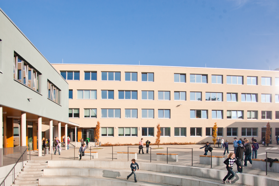 Schüler während der sonnigen Hofpause auf dem Schulhof der TGS Lobdeburgschule
