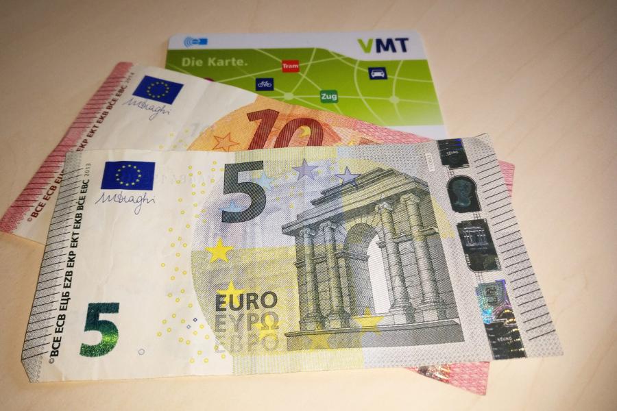 Ticket und Geld auf einem Tisch