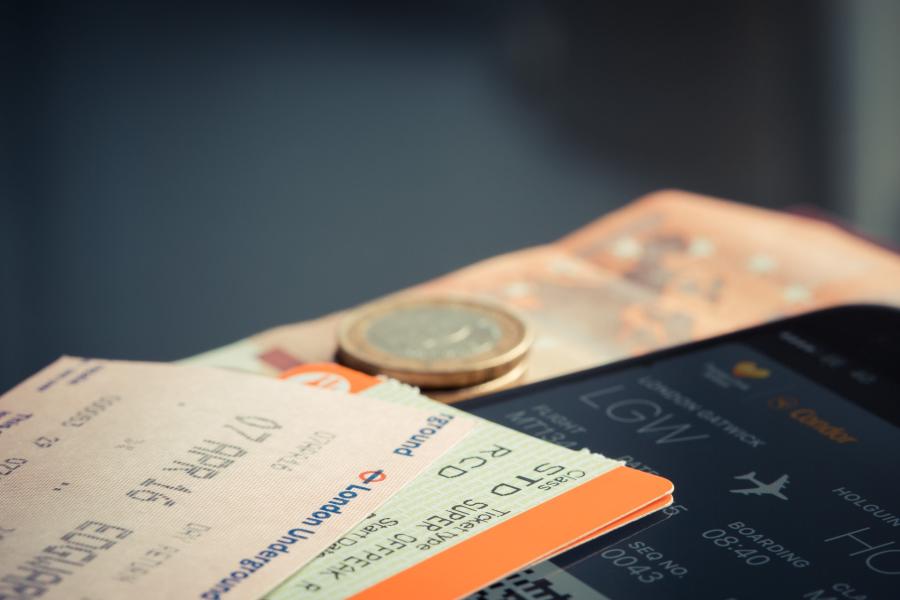 Tickets und Geld auf einem Tisch