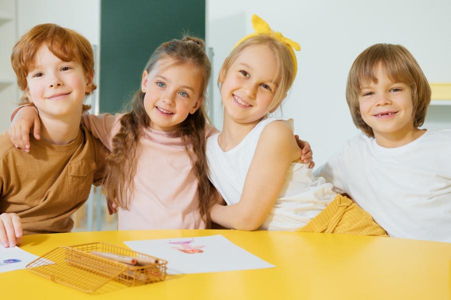 Gruppe von Kindern an einem Tisch