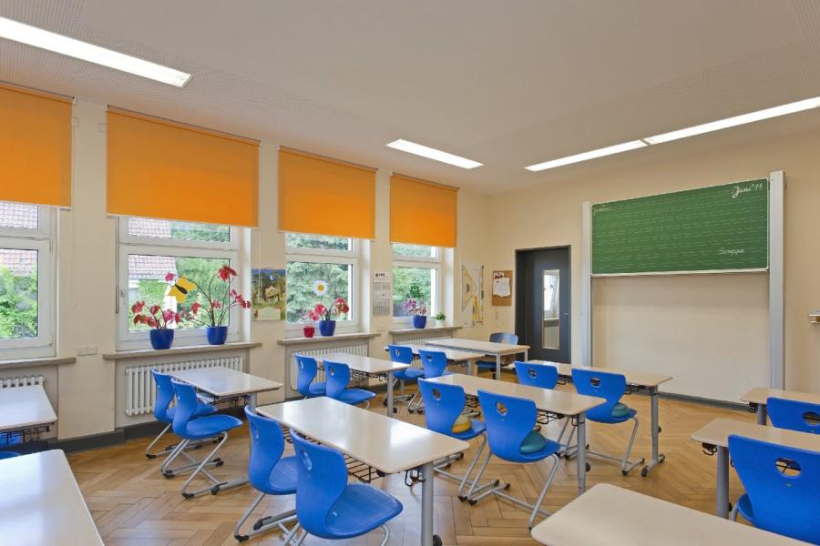 Klassenraum der GS "Südschule" mit Stühlen und Tischen für bis zu 25 Schüler